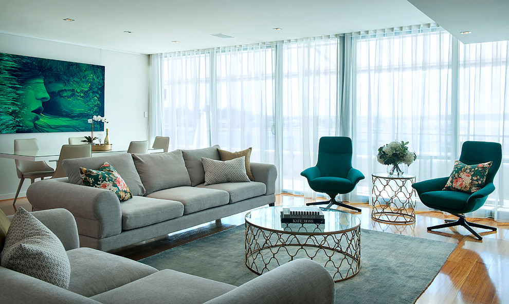 Großes, Offenes, Repräsentatives Modernes Wohnzimmer mit weißer Wandfarbe, braunem Holzboden und braunem Boden in Perth