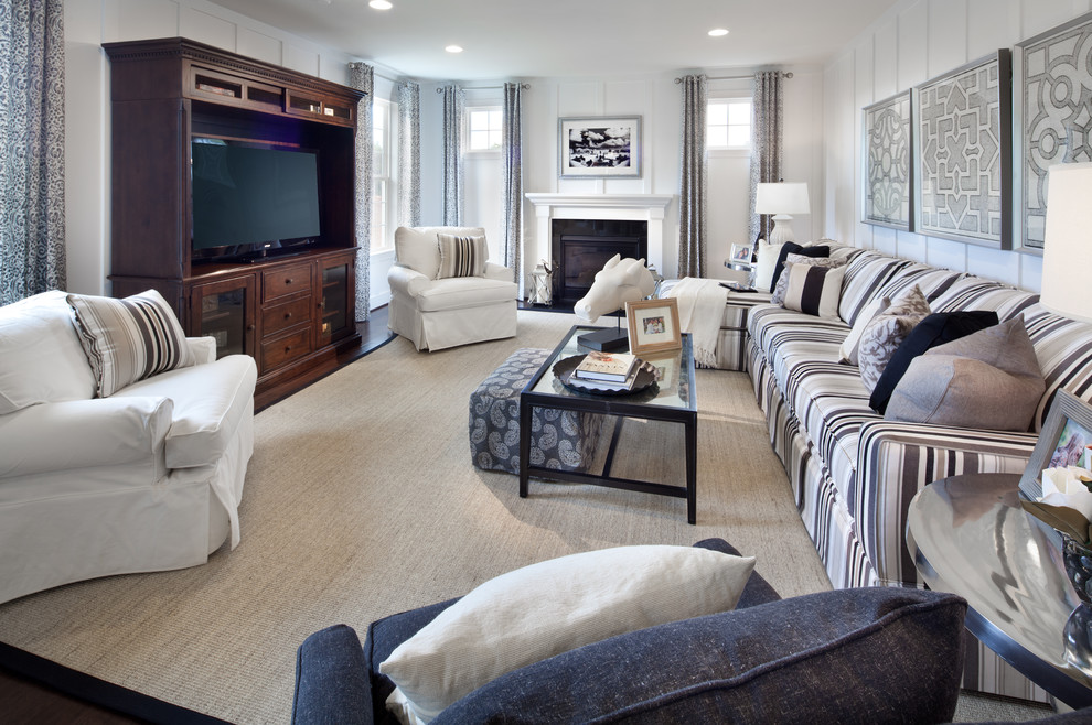 Klassisches Wohnzimmer mit weißer Wandfarbe, dunklem Holzboden, Kamin und freistehendem TV in Washington, D.C.