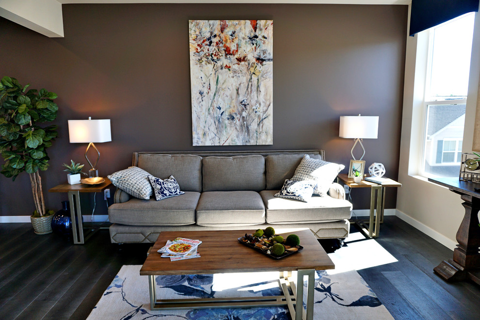 Ispirazione per un soggiorno contemporaneo aperto con pareti marroni e parquet scuro