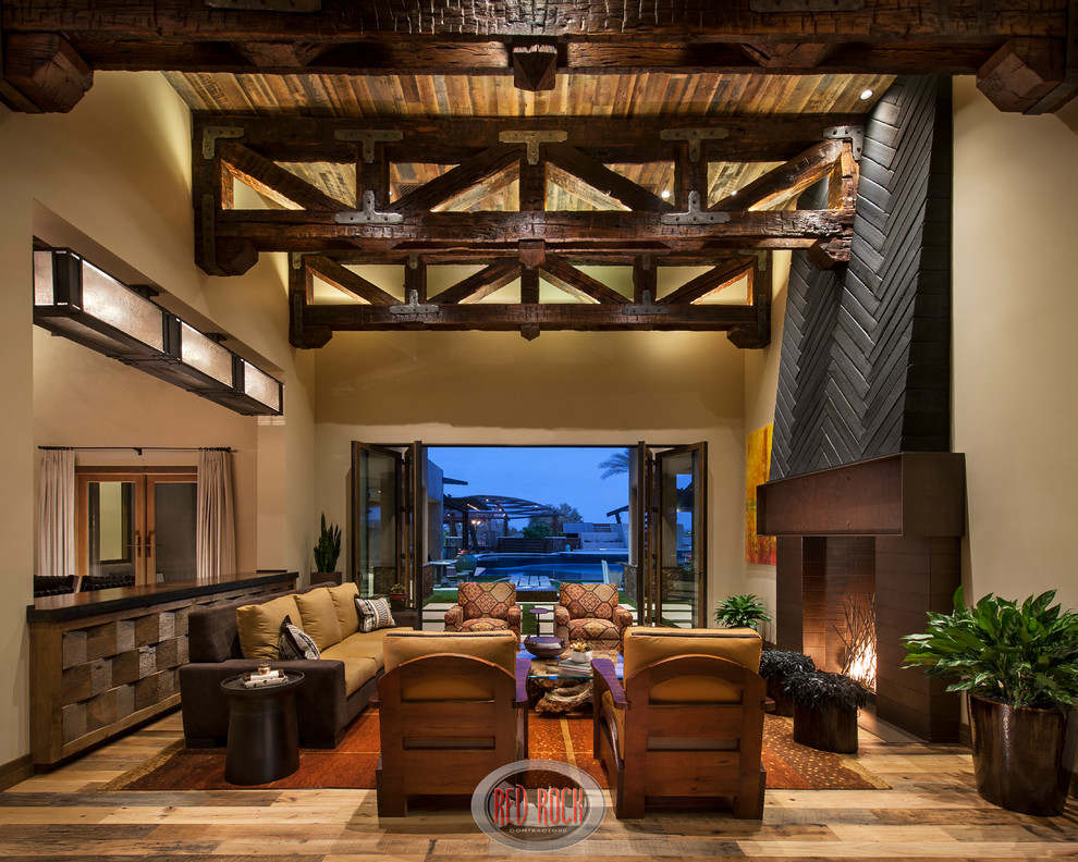 Geräumiges, Offenes Uriges Wohnzimmer mit beiger Wandfarbe und braunem Holzboden in Phoenix