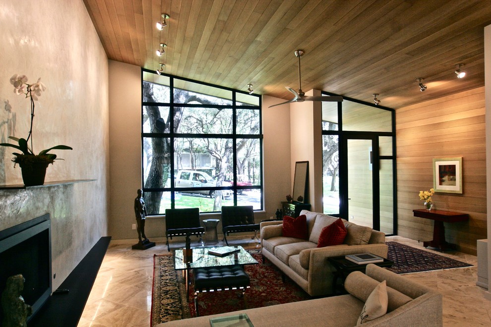 Foto de salón abierto tradicional renovado grande con paredes blancas, marco de chimenea de yeso y suelo multicolor