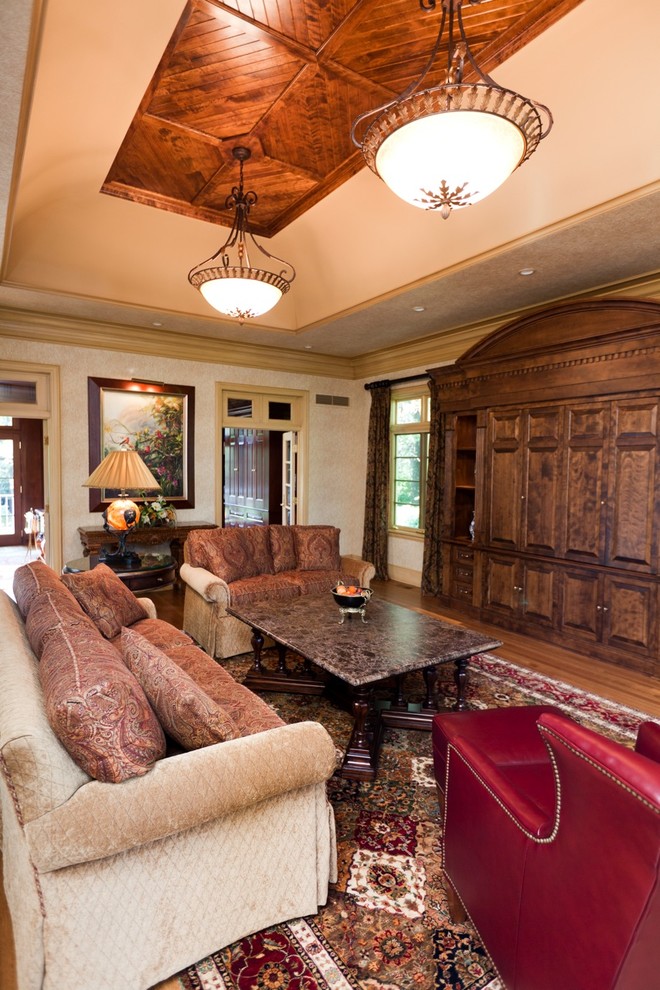 Modelo de salón para visitas abierto clásico grande con paredes beige y suelo de madera clara