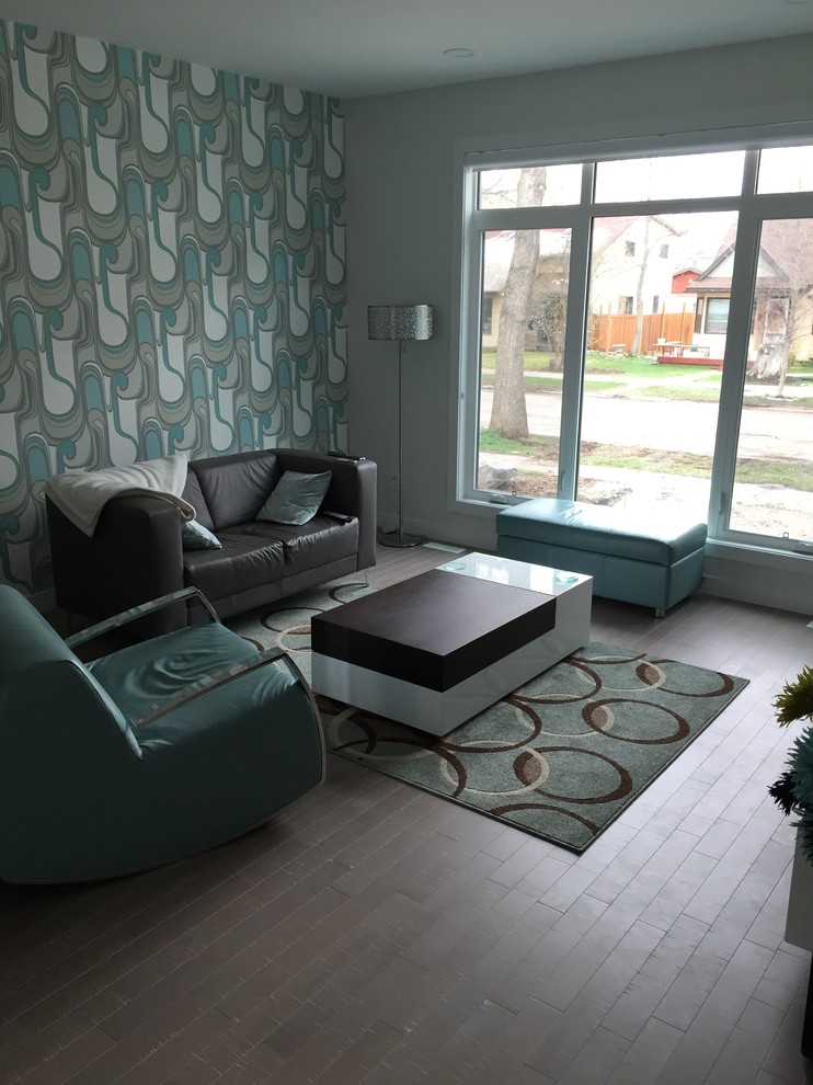 Свежая идея для дизайна: открытая гостиная комната в стиле модернизм с разноцветными стенами и паркетным полом среднего тона без камина - отличное фото интерьера