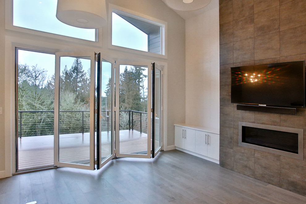 Offenes, Großes Modernes Wohnzimmer mit weißer Wandfarbe, braunem Holzboden, Gaskamin, TV-Wand und Kaminumrandung aus Stein in Portland