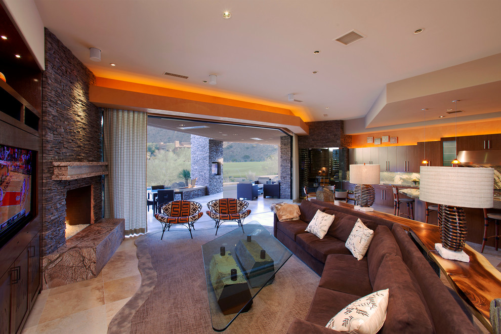 Großes, Offenes Modernes Wohnzimmer mit beiger Wandfarbe, Travertin, Kamin, Kaminumrandung aus Stein und Multimediawand in Sonstige