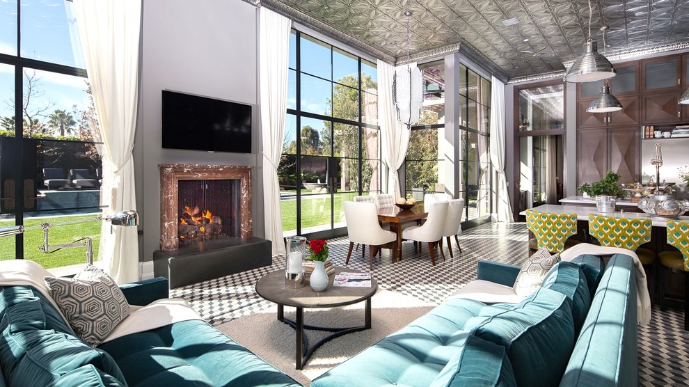 Стильный дизайн: большая открытая гостиная комната в современном стиле с красивыми шторами - последний тренд