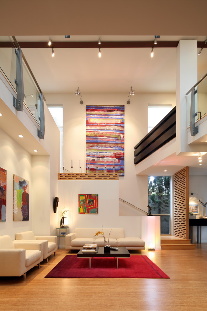Offenes Modernes Wohnzimmer mit weißer Wandfarbe und Bambusparkett in Los Angeles