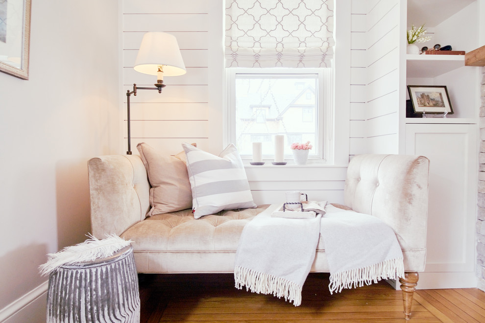 Modelo de salón abierto romántico grande con paredes blancas, suelo de madera en tonos medios, estufa de leña, marco de chimenea de piedra, pared multimedia y suelo beige