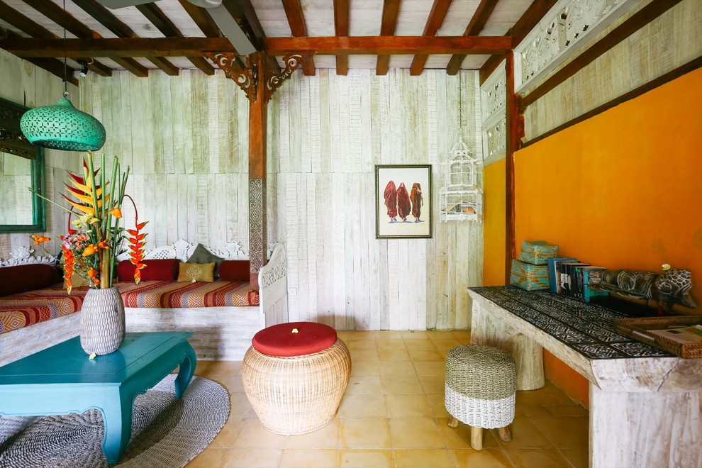 Foto på ett tropiskt vardagsrum, med beige väggar, klinkergolv i terrakotta och beiget golv