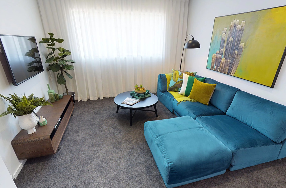 Imagen de salón abierto actual pequeño sin chimenea con paredes blancas, moqueta, televisor colgado en la pared y suelo gris