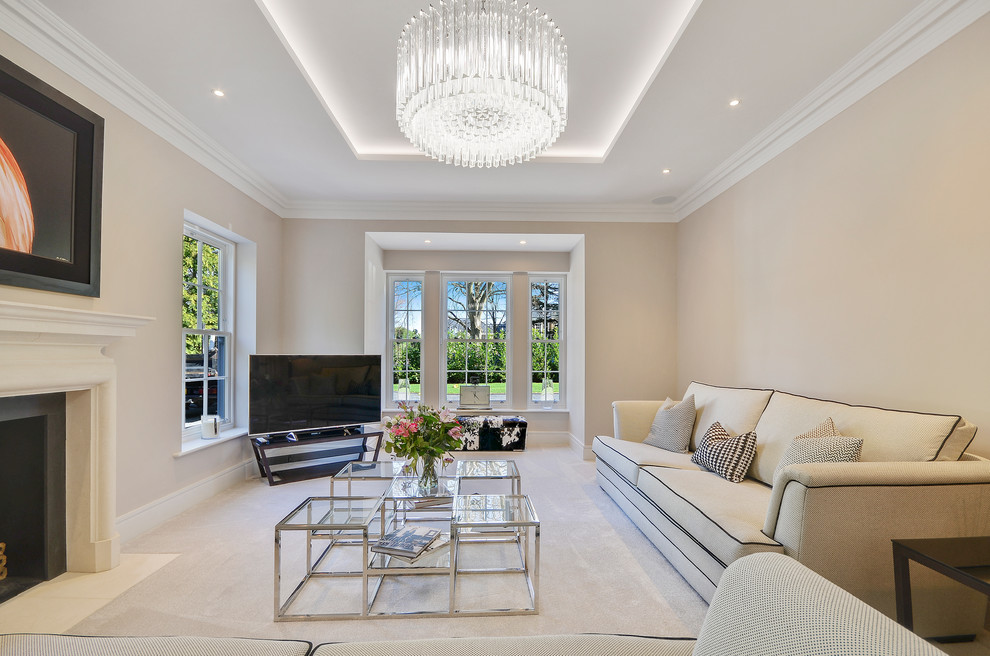 Klassisches Wohnzimmer mit weißer Wandfarbe, Teppichboden, Kamin, verputzter Kaminumrandung, TV-Wand und weißem Boden in Surrey