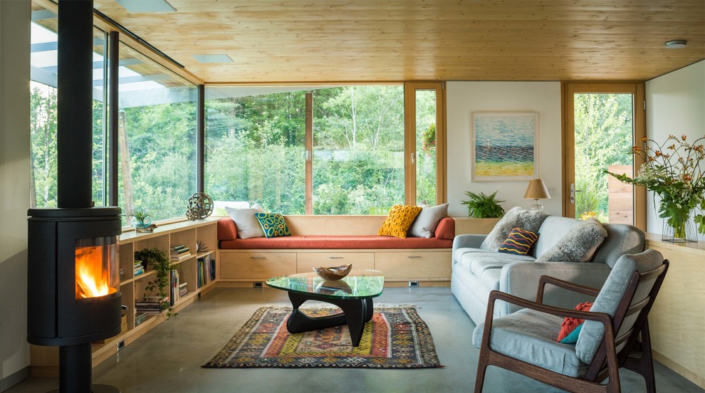 Idee per un soggiorno minimal di medie dimensioni e aperto con pareti bianche, stufa a legna, sala formale, pavimento in cemento, nessuna TV e pavimento grigio