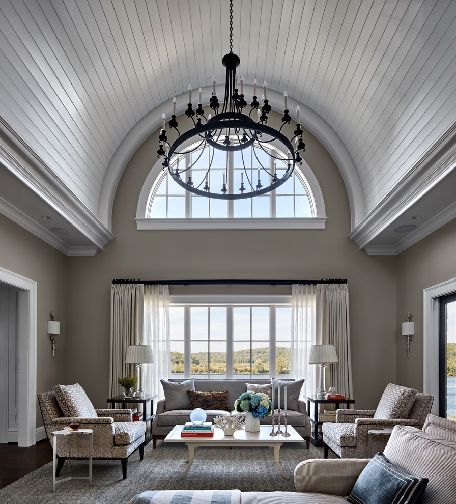 Пример оригинального дизайна: большая открытая гостиная комната в морском стиле с серыми стенами, паркетным полом среднего тона и коричневым полом без телевизора