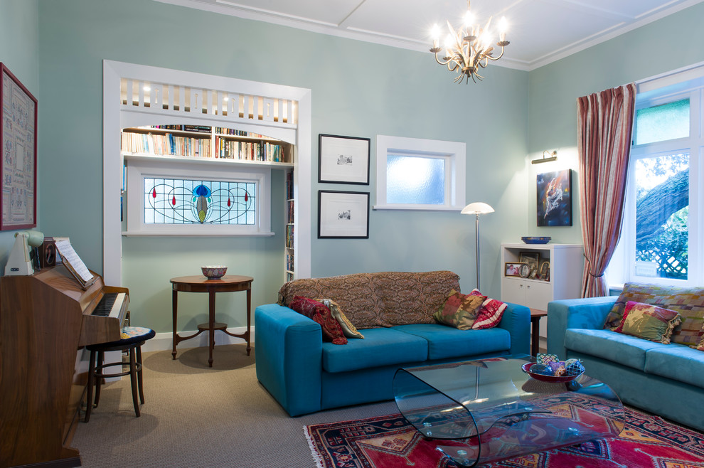 На фото: гостиная комната среднего размера с синими стенами и ковровым покрытием с