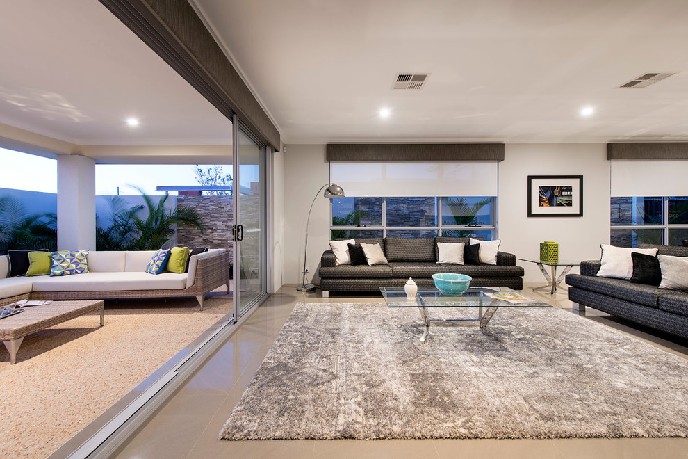Идея дизайна: открытая гостиная комната среднего размера в современном стиле с белыми стенами, полом из керамогранита и телевизором на стене