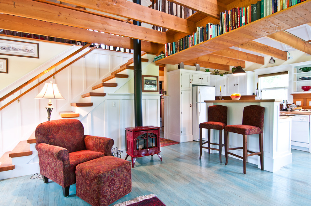 Modelo de biblioteca en casa abierta bohemia pequeña con estufa de leña y suelo azul