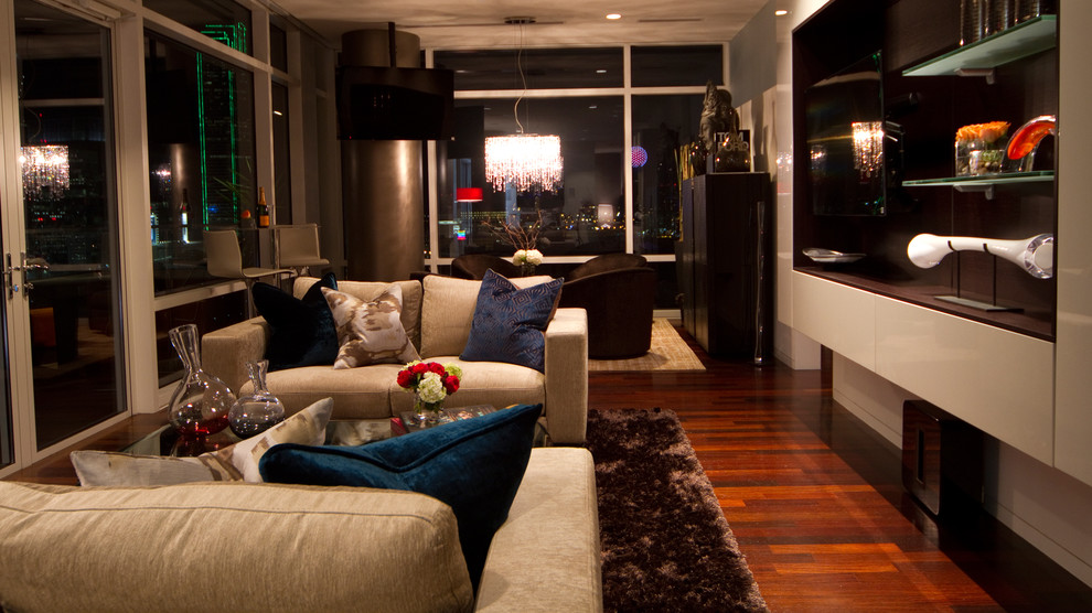 Immagine di un soggiorno moderno di medie dimensioni e aperto con sala formale, pareti beige, parquet scuro, nessun camino e TV nascosta