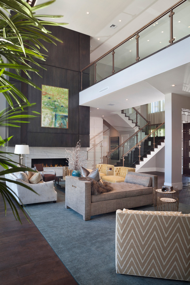 Geräumiges, Repräsentatives, Fernseherloses, Offenes Modernes Wohnzimmer mit grauer Wandfarbe, braunem Holzboden und Gaskamin in Miami