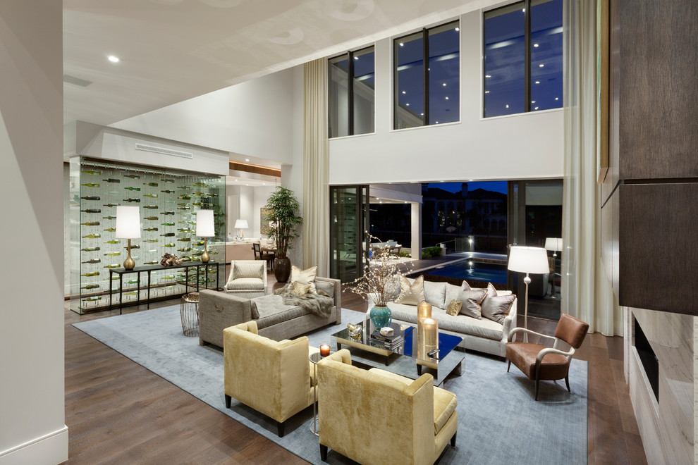 Ejemplo de salón para visitas abierto contemporáneo extra grande sin televisor con paredes grises, suelo de madera en tonos medios y chimenea lineal