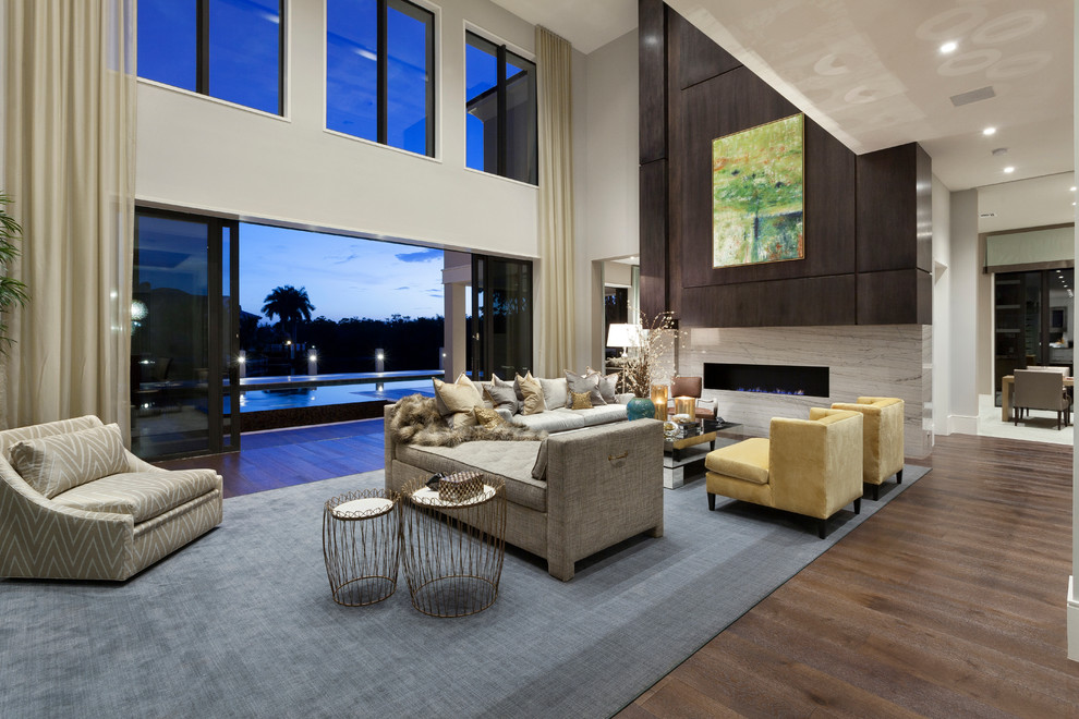 Geräumiges, Repräsentatives, Fernseherloses, Offenes Modernes Wohnzimmer mit grauer Wandfarbe, braunem Holzboden und Gaskamin in Miami