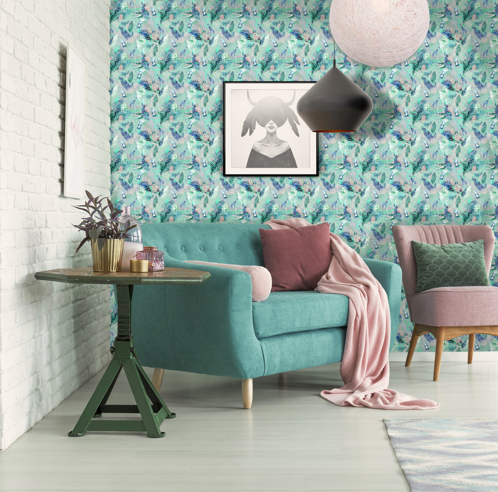 Immagine di un soggiorno minimalista di medie dimensioni e aperto con pareti multicolore, parquet chiaro, TV a parete e pavimento bianco