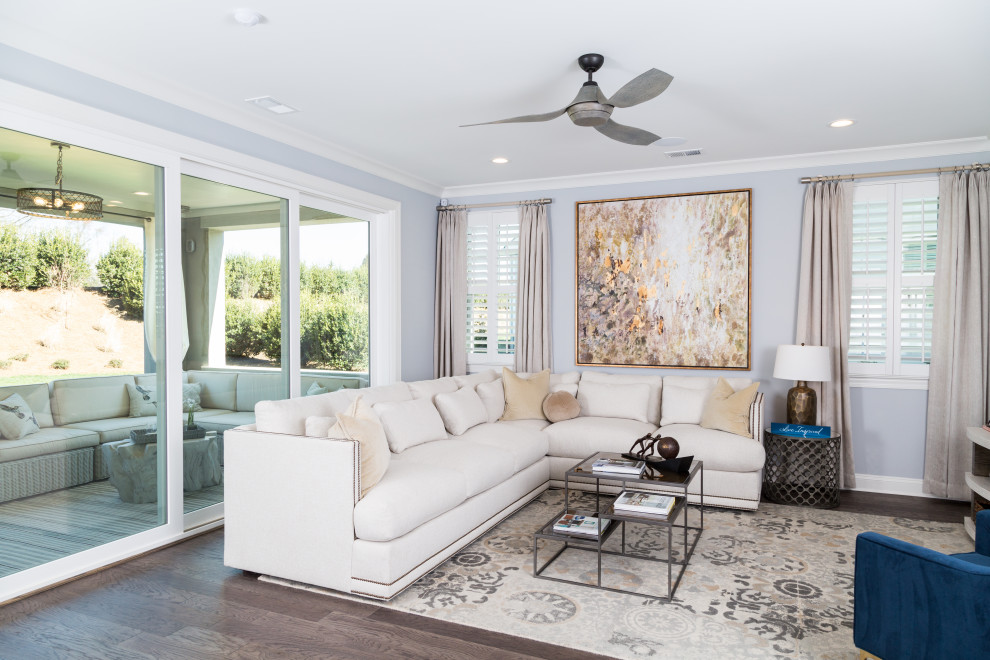 Idee per un soggiorno classico con pareti blu, pavimento in legno massello medio e pavimento marrone