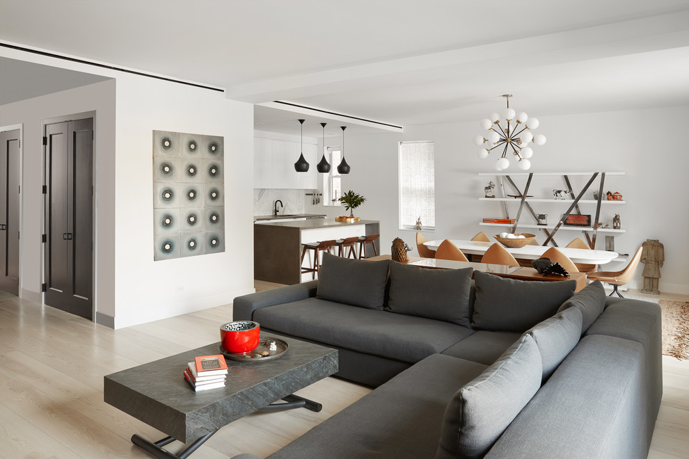 Idee per un soggiorno moderno di medie dimensioni e aperto con parquet chiaro e pavimento beige