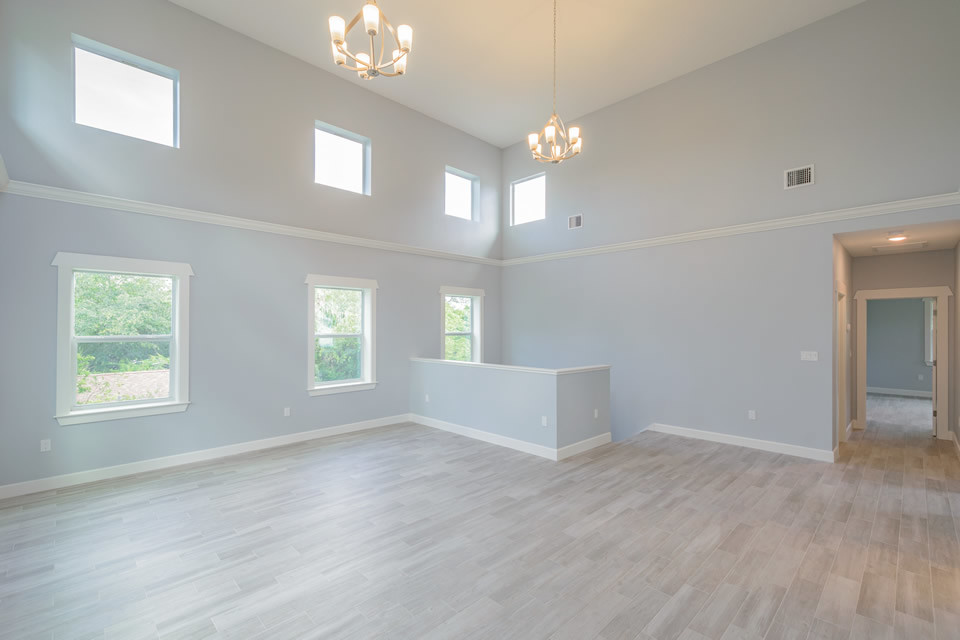 Foto de salón para visitas abierto contemporáneo de tamaño medio sin chimenea y televisor con paredes grises, suelo de madera clara y suelo beige