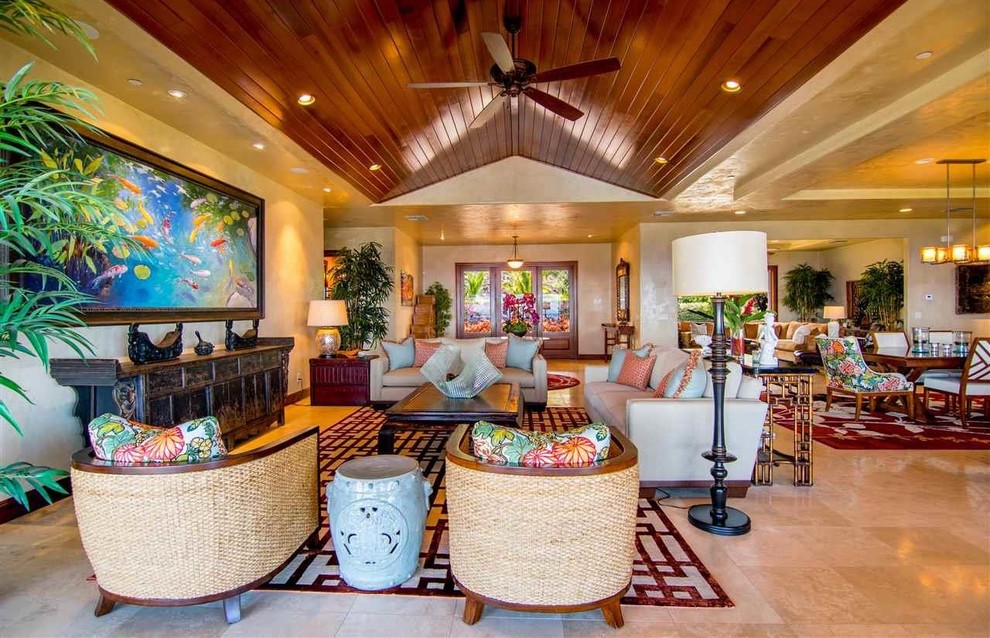 Modelo de salón para visitas abierto tropical grande sin chimenea con paredes beige, suelo de baldosas de cerámica, suelo beige y televisor colgado en la pared