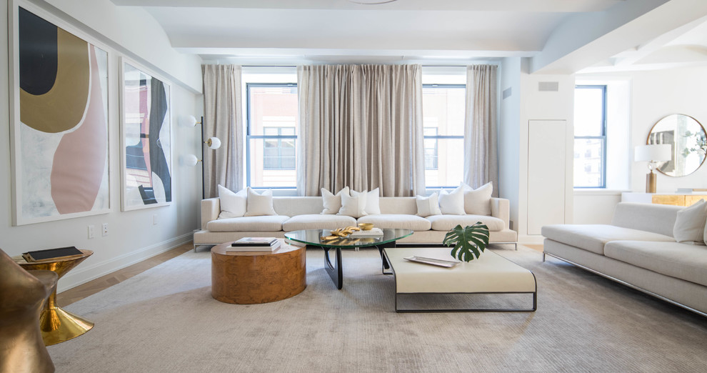 Modernes Wohnzimmer mit weißer Wandfarbe, braunem Holzboden und braunem Boden in New York