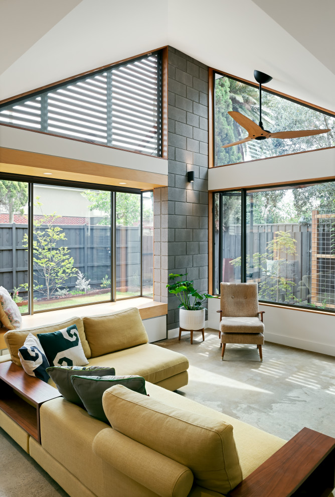 Идея дизайна: маленькая открытая гостиная комната в современном стиле с бетонным полом, сводчатым потолком и кирпичными стенами для на участке и в саду