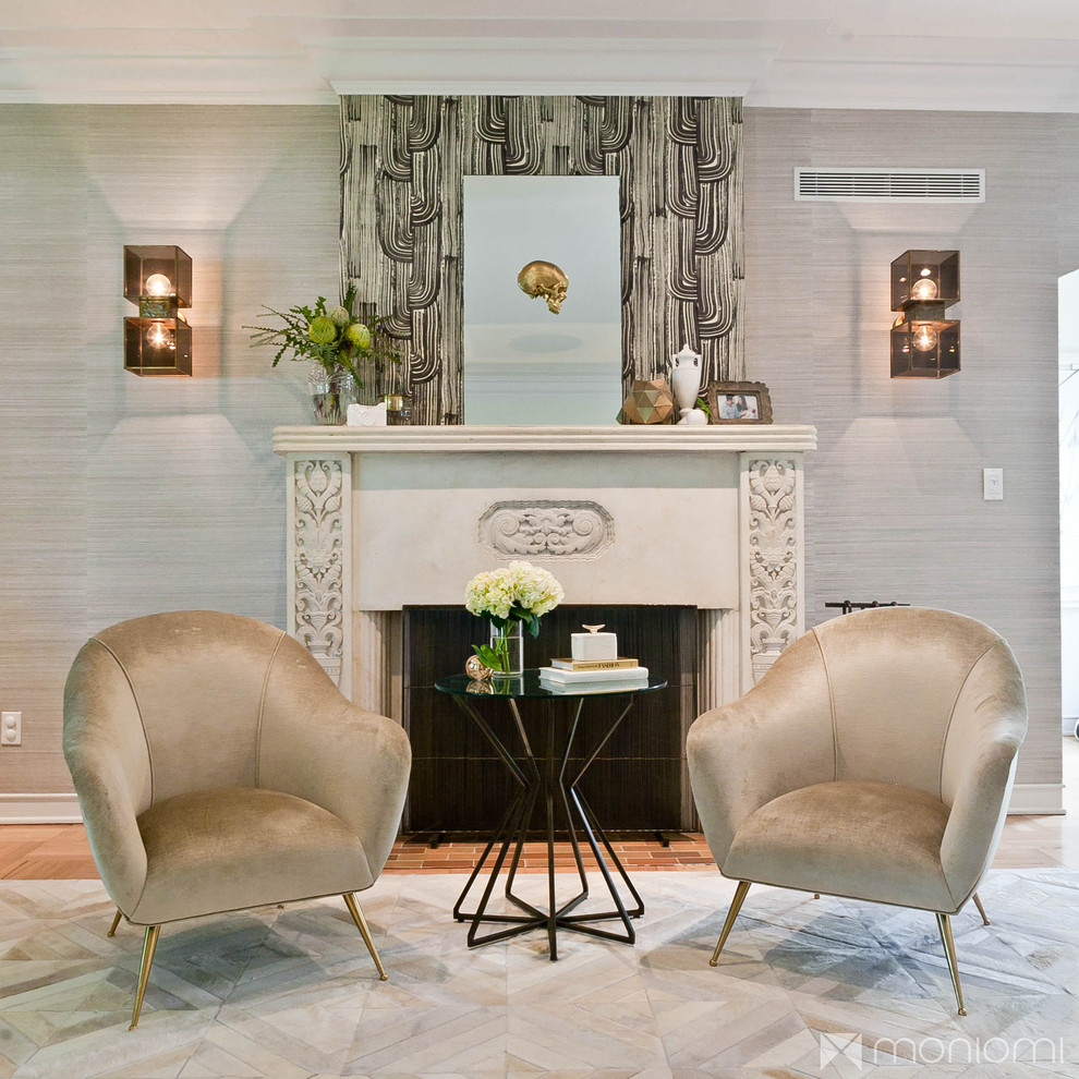 Пример оригинального дизайна: гостиная комната в стиле неоклассика (современная классика) с стандартным камином