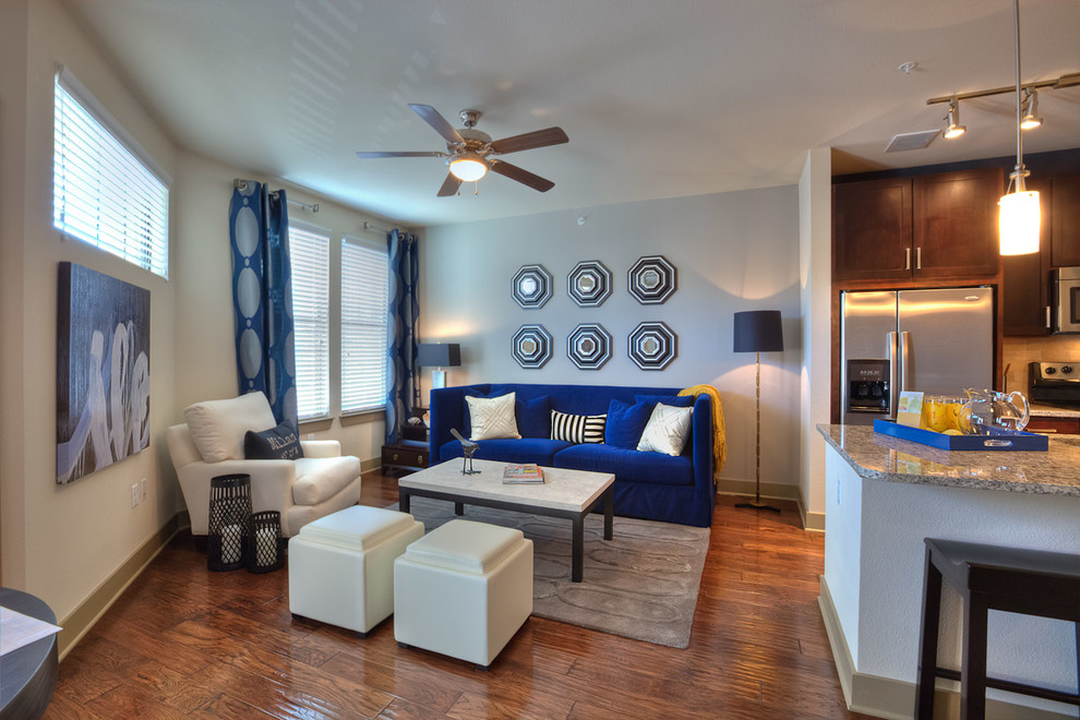 Стильный дизайн: открытая гостиная комната среднего размера в стиле неоклассика (современная классика) с серыми стенами, темным паркетным полом и отдельно стоящим телевизором - последний тренд