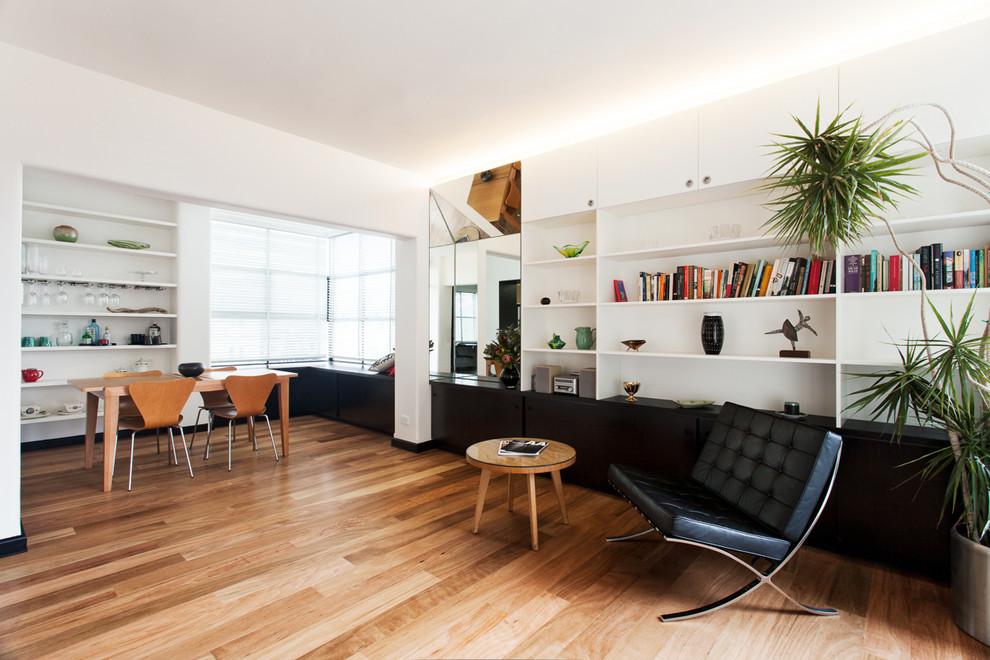 Immagine di un soggiorno minimal aperto con pareti bianche e pavimento in legno massello medio