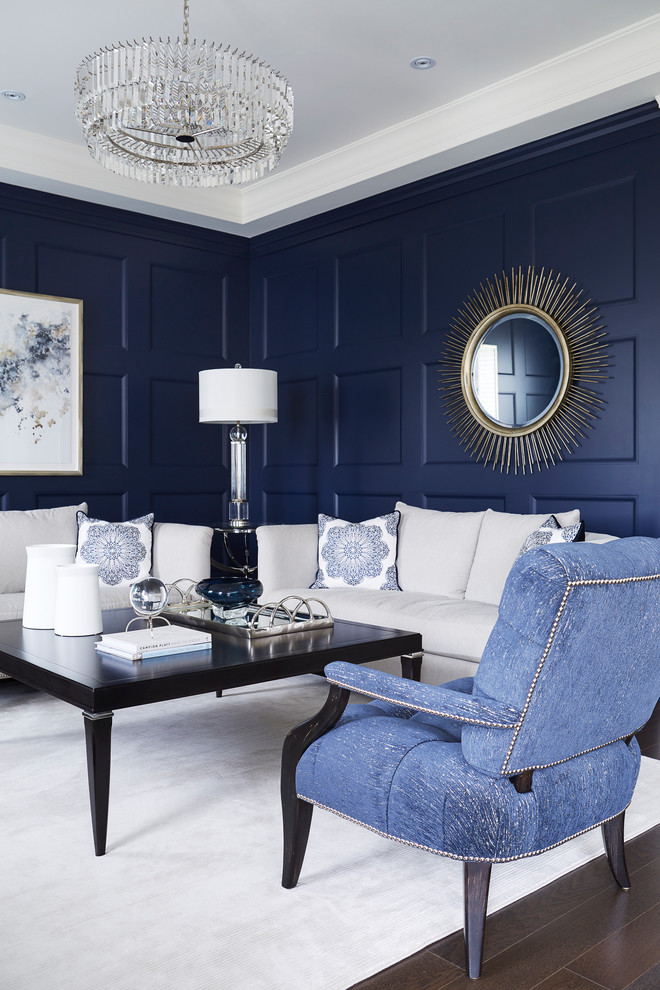 Aménagement d'un salon classique de taille moyenne et fermé avec un mur bleu et un sol en bois brun.
