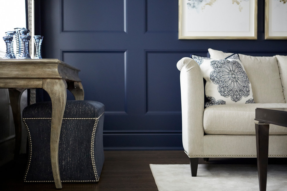 Ispirazione per un soggiorno tradizionale di medie dimensioni e chiuso con pareti blu e pavimento in legno massello medio
