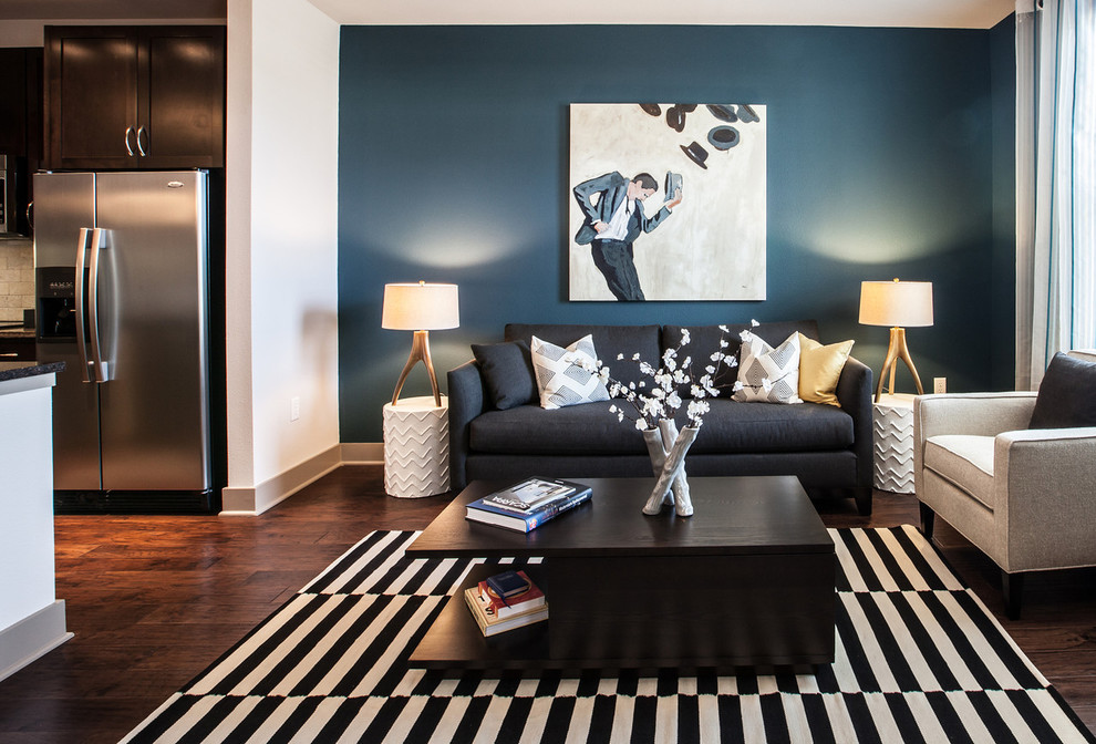 Kleines, Offenes Klassisches Wohnzimmer mit blauer Wandfarbe, dunklem Holzboden und freistehendem TV in Dallas