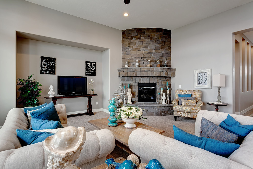 Пример оригинального дизайна: открытая гостиная комната в стиле кантри с ковровым покрытием, угловым камином и фасадом камина из камня