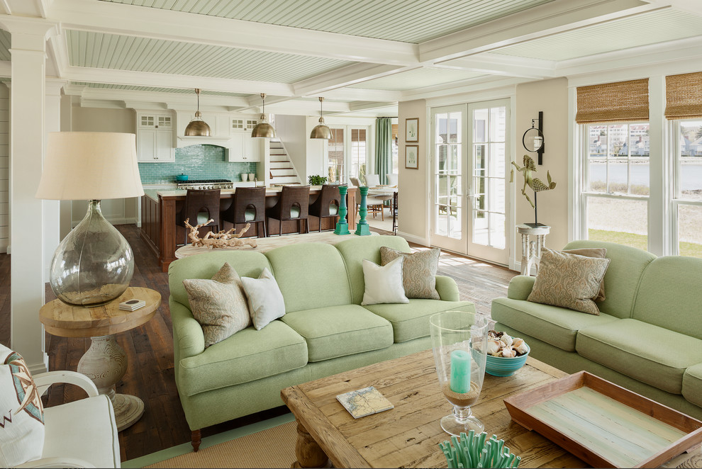 Idee per un ampio soggiorno costiero aperto con pareti beige, pavimento in legno massello medio e TV a parete