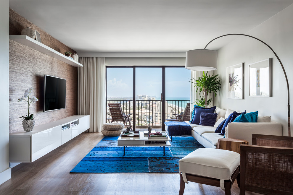 Offenes Maritimes Wohnzimmer mit beiger Wandfarbe, Vinylboden, TV-Wand und beigem Boden in Miami