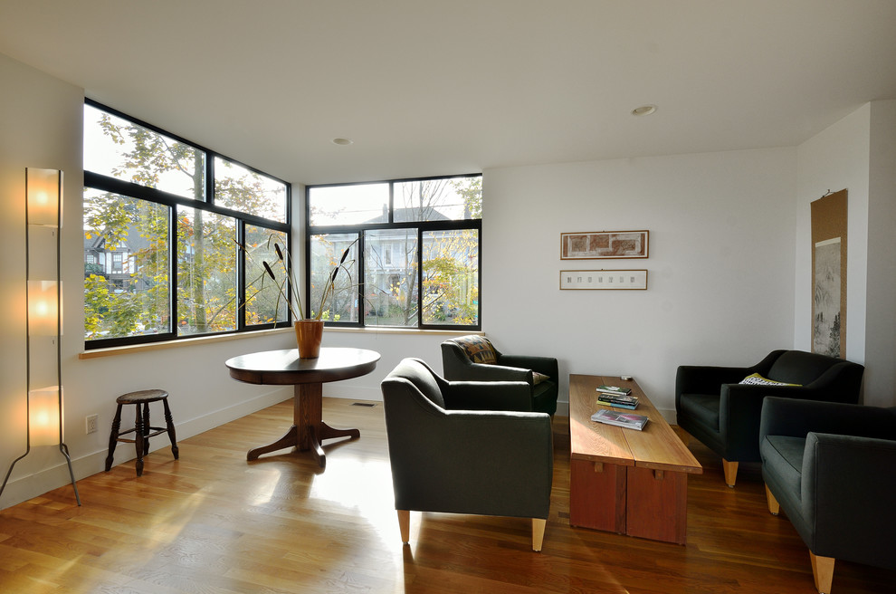 Imagen de salón para visitas cerrado contemporáneo grande sin chimenea y televisor con paredes blancas, suelo de madera clara y suelo marrón