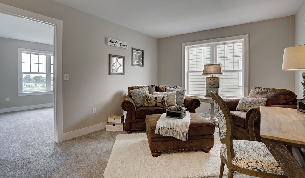 На фото: двухуровневая гостиная комната среднего размера в стиле кантри с серыми стенами, ковровым покрытием и бежевым полом без камина