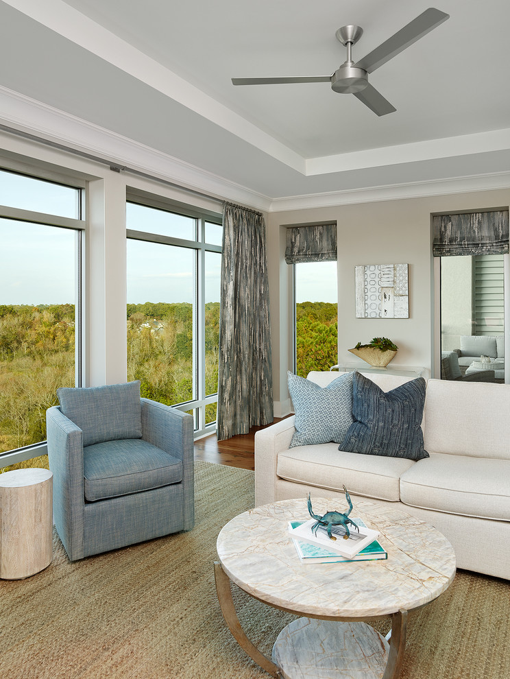 Foto di un soggiorno stile marino aperto con pareti grigie e pavimento in legno massello medio