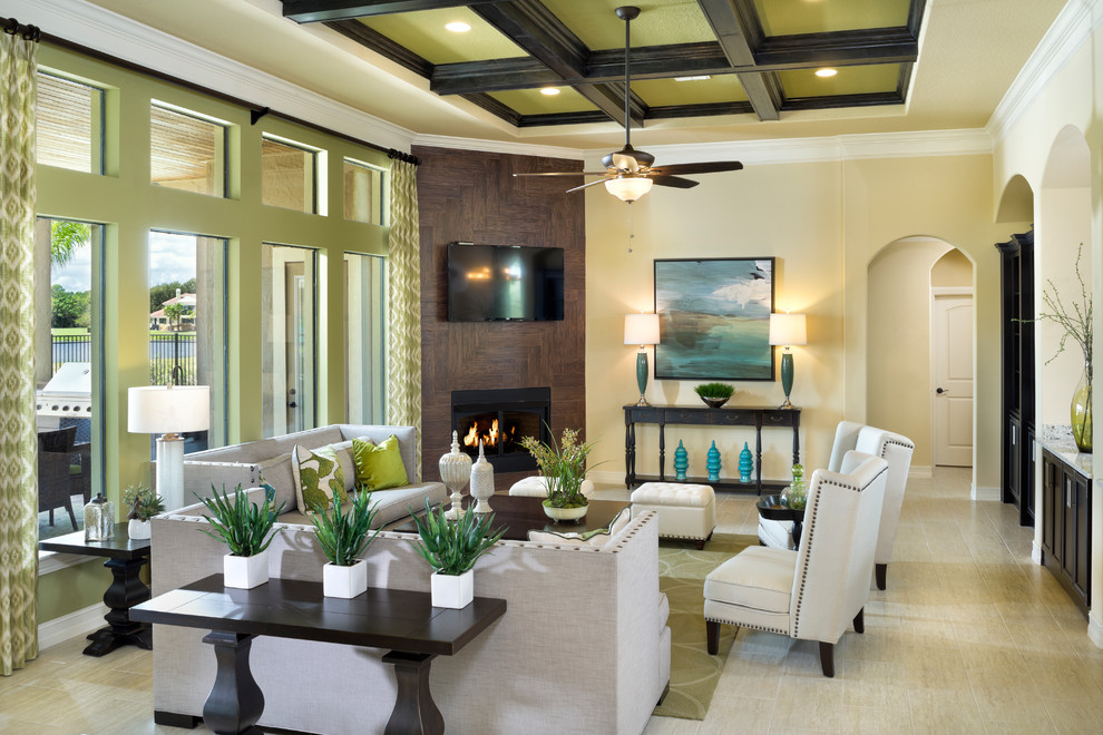 На фото: гостиная комната:: освещение в классическом стиле с зелеными стенами, угловым камином и телевизором на стене