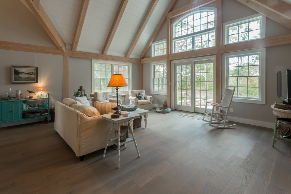 Foto di un soggiorno stile shabby aperto con pareti grigie e pavimento in legno massello medio