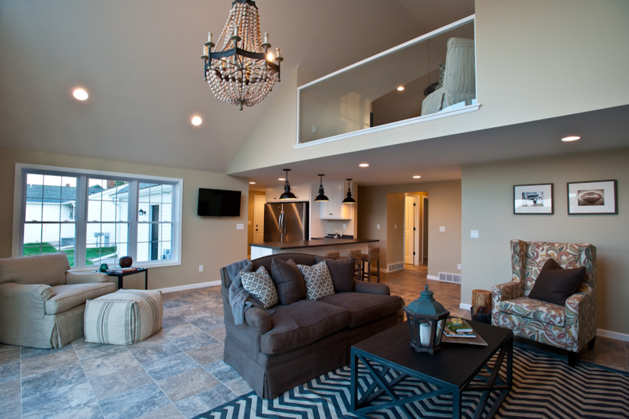 Immagine di un soggiorno chic aperto con pareti beige e pavimento in ardesia