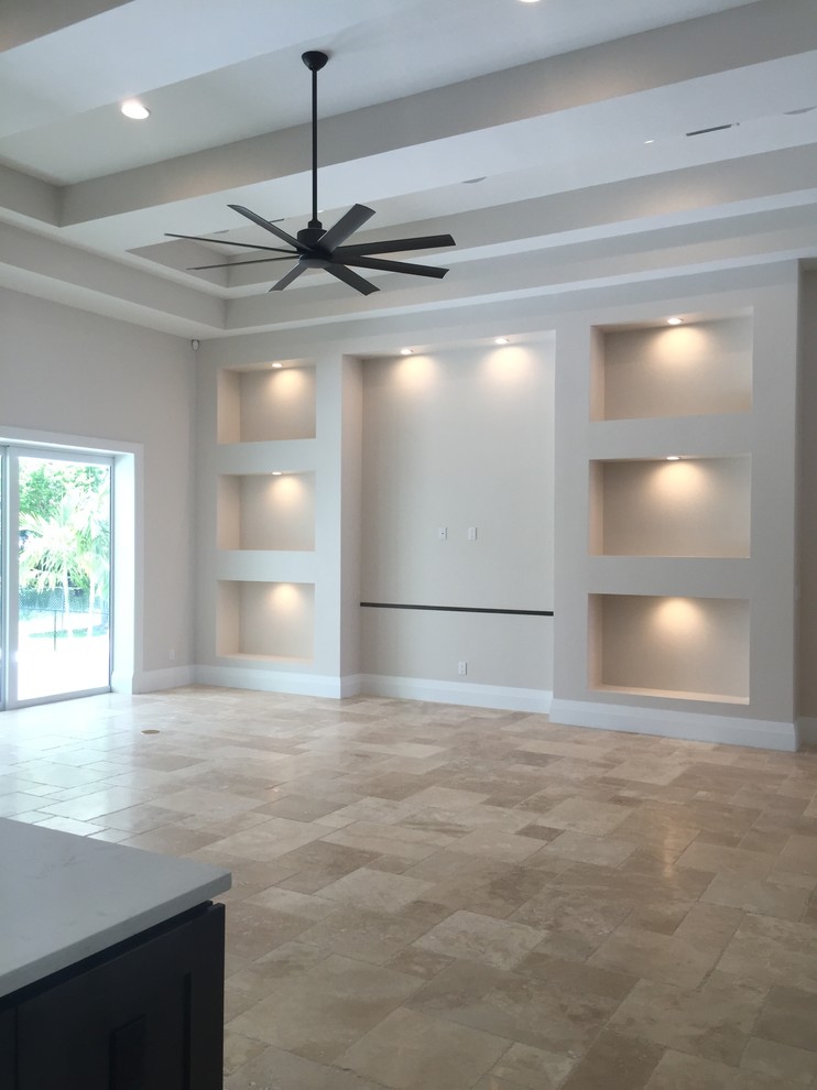 Geräumiges, Offenes Modernes Wohnzimmer mit weißer Wandfarbe und Multimediawand in Miami