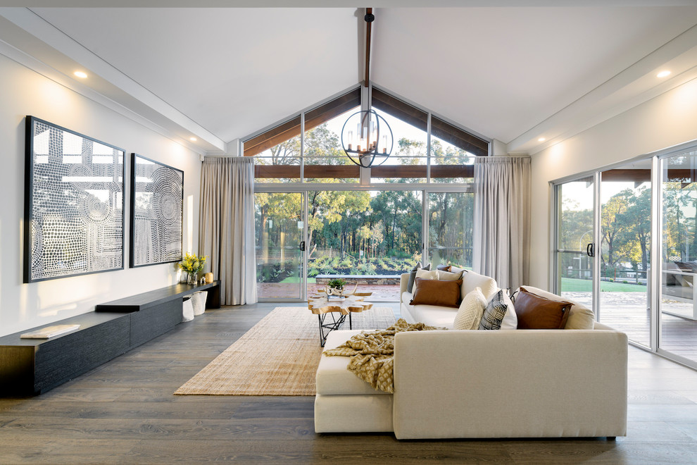 Repräsentatives, Abgetrenntes Modernes Wohnzimmer mit weißer Wandfarbe, braunem Holzboden und braunem Boden in Perth