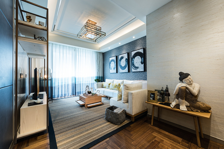 Diseño de salón abierto asiático de tamaño medio con paredes beige, suelo de madera oscura y televisor independiente