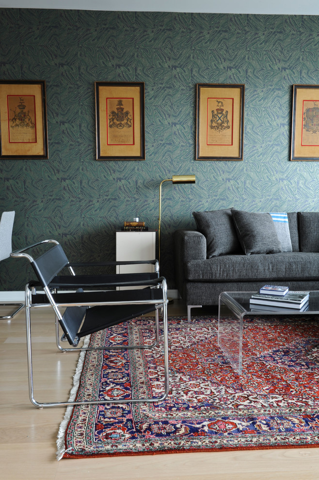 Immagine di un soggiorno bohémian con pareti blu e parquet chiaro